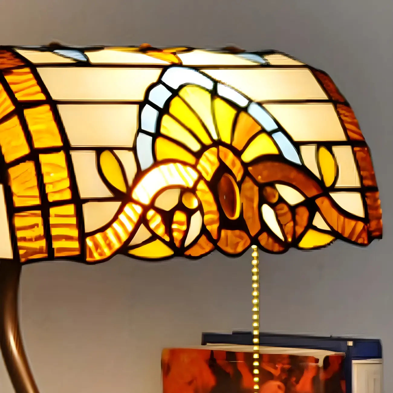 HomeyFad Retro Stained Glass LED Banker Table Lamp in Pull Chain